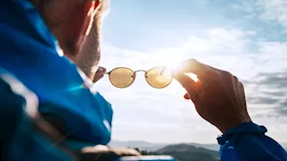 ليس كبار السن فقط.. أشخاص أكثر عرضة للإصابة بإعتام عدسة العين بسبب الشمس