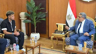 بالصور- محافظ الدقهلية يكرم إمام عاشور تقديراً لأدائه في المونديال