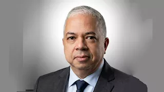 مستشار وزير الصناعة يكشف عن مبادرة لتوليد الكهرباء عبر استخدام أسقف المصانع