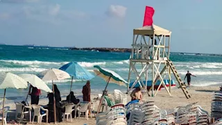 ممنوع نزول البحر.. شواطئ غرب الإسكندرية ترفع "الراية الحمرا" - صور