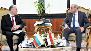 سامح الحفني يبحث مع سفير بلغاريا تعزيز التعاون في مجال الطيران المدني