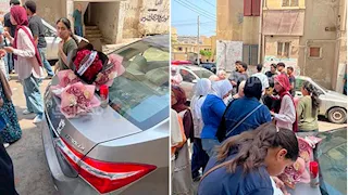 أحضان ودموع فرحة.. أولياء أمور المنوفية يستقبلون أبناءهم بالورود والهدايا أمام اللجان -صور