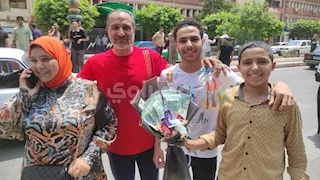 باقات النقود والزغاريد.. أمهات البحيرة يفاجئن الطلاب بـ"هدايا غير تقليدية" في ختام الثانوية -صور