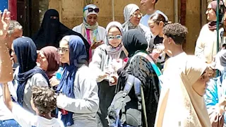 شماريخ وتوقيعات على التيشرتات.. فرحة طلاب أسوان بانتهاء امتحانات الثانوية العامة -فيديو وصور