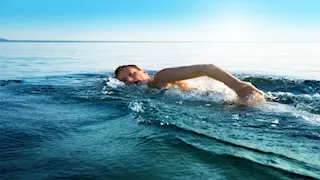 ماذا يحدث لجسمك إذا لم تستحم بعد السباحة في البحر؟