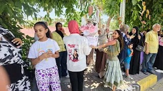 باي باي ثانوية عامة.. تيشرتات بـ"صور الطفولة" أحدث تقاليع طالبات الأقصر للاحتفال بآخر يوم -صور