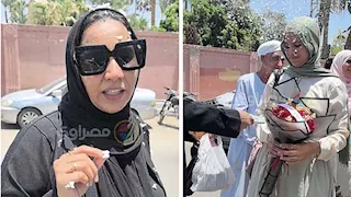 أم بالأقصر تفاجئ ابنتها بـ"آيفون وبوكيه ورد" أمام لجان الثانوية: "النتيجة مش مهمة وتعبك مقدر" -صور