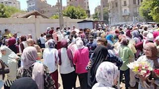 الأمهات تزغرد والآباء ببوكيهات الورد.. أهالي المنيا يمسحون تعب العام أمام لجان الثانوية العامة -صور