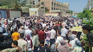 وداعًا يا ثانوية.. كانت أعوامًا بطيئة.. طالبات الدقهلية يودعن الامتحانات بالورود والبلالين -صور