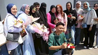 بالورود والزغاريد.. فرحة طلاب الثانوية العامة بعد انتهاء امتحان الرياضيات التطبيقية