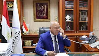 بعد موقفها البطولي.. كامل الوزير يتصل بمواطنة تصدت لرشق قطار بالحجارة