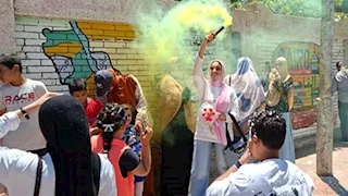 25 صور ترصد أغرب تقاليع احتفالات طلاب الثانوية بانتهاء الامتحانات  