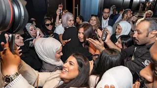 ياسمين عبدالعزيز والسقا يحتفلان بـ"خلي بالك من نفسك" لثاني مرة بالكويت