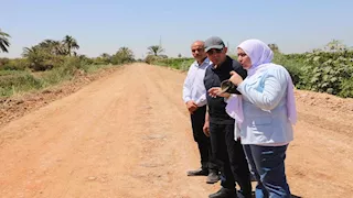 بتكلفة 10 ملايين جنيه.. انطلاق أعمال رصف طريق الشراينة في المنيا (صور)