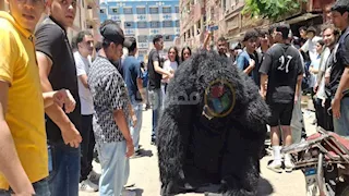 "ورد وغوريلا ومزمار".. مشاهد مبهجة بعد آخر امتحان للثانوية العامة بأسيوط (صور)