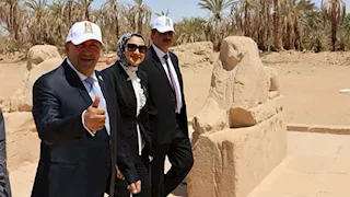 محافظ الوادي الجديد تتفقد معالم الخارجة لدعم التنمية المستدامة (صور)