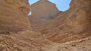 من نقوش الإنسان الأول إلى كهف مريم.. حكاية جبل الطير بالوادي الجديد (صور)