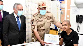 صور.. القوات المسلحة تمنح مرضى السرطان شهادات الإعفاء الطبي