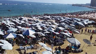 البداية الحقيقية للصيف.. شواطئ الإسكندرية ترفع لافتة "كامل العدد" -صور