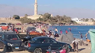 بينها "القمر والفيروز".. شواطئ طور سيناء كاملة العدد في "جمعة الهروب من الحر" -صور   