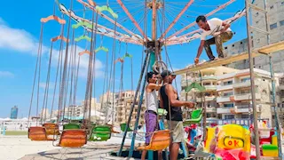خطر على الأطفال.. إزالة ملاهي بشاطئ النخيل في الإسكندرية - صور