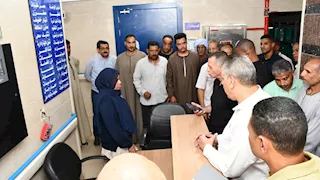أعطى مهلة أسبوعاً.. تفاصيل جولة محافظ أسوان المفاجئة لوحدة طب الأسرة بالسلسلة 