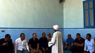 بالصور.. محافظ أسوان يستمع لشكاوى أهالي قرية السلسلة ويوجه بحلول عاجلة
