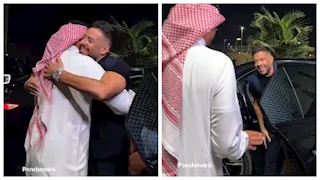بالصور- محمد حماقي يصل السعودية استعدادا لحفل جدة