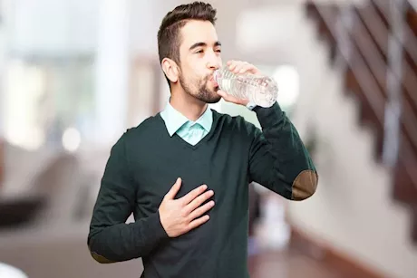 هل يكفي شرب الماء لخفض الكوليسترول؟ دراسة تكشف مفاجأة علمية