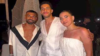 محمد صلاح ينشر صورة من عقد قران مصطفى شوبير