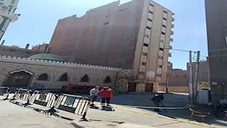 خطر داهم يهدد السكان.. إزالة 7 أدوار من عقار مائل في أسيوط - صور