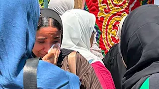 بالصور- دموع وانهيار طالبات أمام لجان الثانوية العامة عقب امتحان الكيمياء
