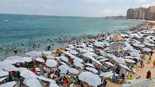 الرمال اختفت بسبب الزحام.. شواطئ الإسكندرية "كامل العدد" في إجازة 30 يونيو- صور