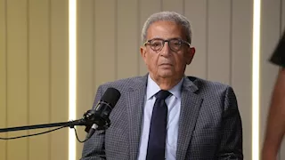 "سقّف وطلب شاي".. عمرو موسى يروي موقفًا طريفًا مع السادات: "كان زي العمدة"