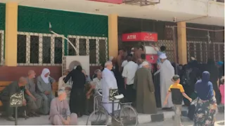 طوابير وعناء تحت الشمس.. أزمة صرف المعاشات تتفاقم في الفيوم