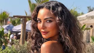  جمعت بين الجرأة والأناقة.. 20 صورة لإطلالات النجمات على الشاطئ 