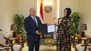 بالصور.. وزير النقل يكرم المواطنة ليلى الأنصاري بعد تصديها لرشق قطار بالحجارة ويمنحها فرصة عمل