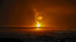 استنفار إيراني جديد.. الدفاعات الجوية تتحرك قُرب محطة بوشهر النووية وسط دوي انفجار