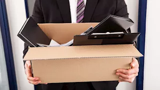 أثناء إجازته.. موظف يكتشف فصله من العمل برسالة صادمة 