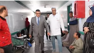 استمع لشكاوى المرضى وأطاح بالمدير.. كواليس زيارة محافظ قنا الصادمة للمستشفى العام -فيديو وصور  