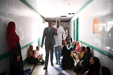 نقابة الأطباء تشكو محافظ قنا وتطالب بالتحقيق بعد واقعة المستشفى
