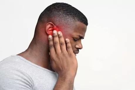  ما العلاقة بين التهابات الحلق والشعور بألم الأذن؟