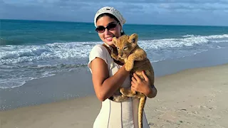 "تحمل شبل صغير".. كارولين عزمي تخطف الأنظار في الساحل