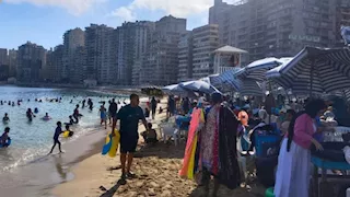 ذروة الموجة الحارة.. تعرف على حالة البحر على شواطئ الإسكندرية -صور