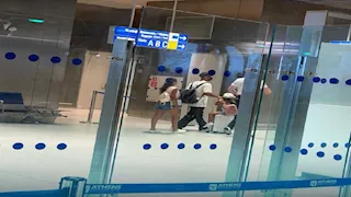 هل تتم الصفقة؟.. محمد صلاح يصل اليونان بصحة أسرته
