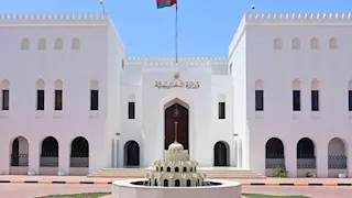 سلطنة عُمان تدعو إلى تجنب التصعيد في البحر الأحمر وحماية حرية الملاحة