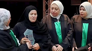فرحتها مكسورة..  أم تتسلم درع تخرج ابنتها الراحلة وسط دموع زملائها بالشرقية -صور 