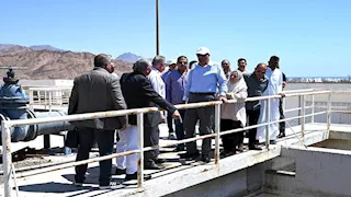 بتقنية حديثة.. محافظ جنوب سيناء يتفقد أعمال تطوير محطة صرف دهب (صور)