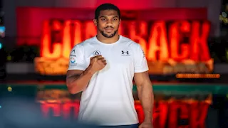 نجوم "The Comeback" يتألقون في حفل الوصول الكبير بجدة قبل ليلة الملاكمة العالمية السبت