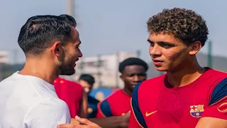 بالصور.. حمزة عبد الكريم يستقبل بطل العالم في مران برشلونة